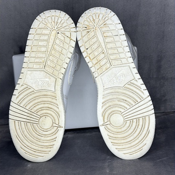 🔥🔥🔥Nike Air Jordan 1 Mid Triple White Boys Sneakers Size: 5Y🔥🔥🔥 - Picture 6 of 10